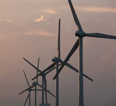 Energía solar vs. eólica para la industria: ¿cuál conviene en Colombia?